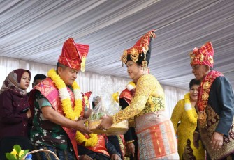 Pangdam I/BB Mayjen TNI Achmad Daniel Chardin saat menerima parcel buah 