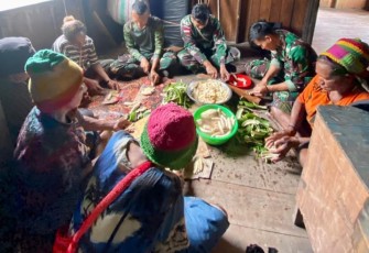 Kehangatan Warga Pegunungan saat Bersama Satgas Yonif 143/TWEJ di Papua
