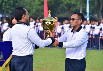 Danpushidrosal Laksma TNI Nur Hidayat saat menyerahkan piala Polwilbar tahun 2023 di Mabesal Jakarta, Senin (10/7)