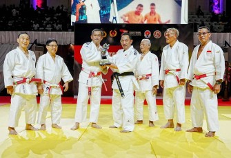 Pangkostrad Letjen TNI Maruli Simanjuntak saat menyematkan sabuk hitam judo Kapolri di Jakarta, Minggu (9/7)