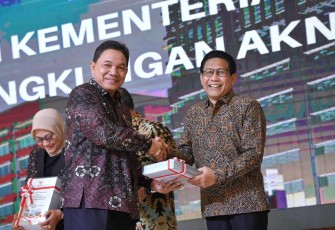Mendes PDTT Abdul Halim Iskandar saat menerima hasil opini WTP di Jakarta, Senin (10/7)
