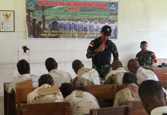 Satgas Yonif 143/TWEJ Beri Materi Dalam MOS di Pegunungan Papua 