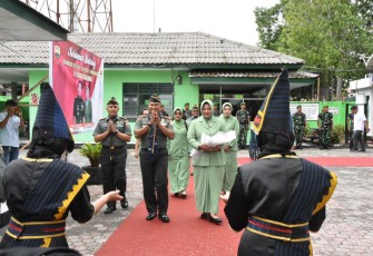 Danrem 023/KS Kolonel Inf Lukman Hakim saat mengunjungi Kodim 0206/Dairi, Senin (10/7)