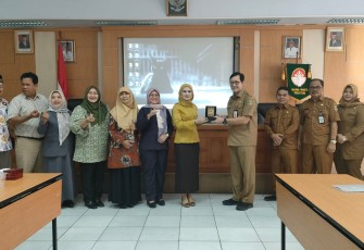 DPRD Kota Depok saat memberikan cenderamata BPKAD Kota Cilegon, Senin (10/7)