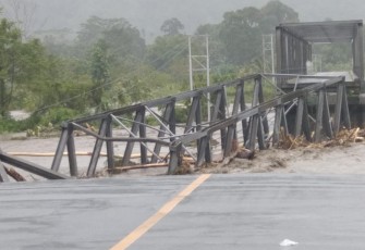 Jembatan Kawanua di Kabupaten Maluku Tengah putus diterjang banjir