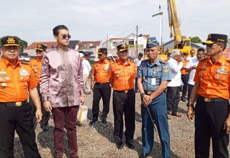 Danlanudal Jakarta Letkol Laut (P) Sugiran ketika menghadiri pemasangan tiang hanggar BMF di bandara Pondok Cabe Jakarta, Senin (10/7)