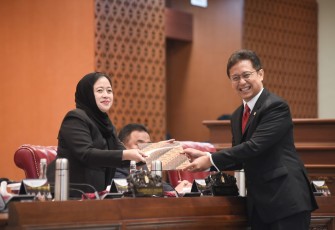 Ketua DPR RI Puan Maharani saat pengesahan UU Kesehatan dengan Menkes Budi Gunadi Sadikin di Jakarta, Selasa (11/7)