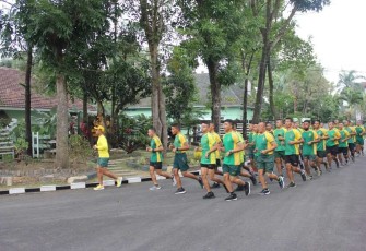 Lari pagi mengelilingi markas Menarmed 2 Kostrad, Selasa (11/7)