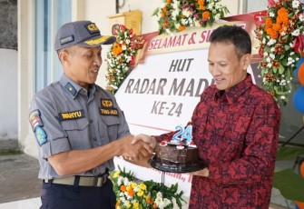 Kapenrem 081/DSJ Mayor Arm Nurwahyu Sujatmiko memberikan ucapan selamat ulang tahun media Jawa Pos Radar Jawa Timur, Rabu (12/7) 