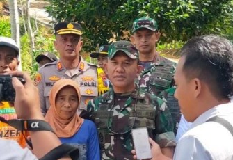 Danrem 081/DSJ Kolonel Inf H. Sugiyono saat memberikan keterangan pers di Pacitan, Rabu (12/7)