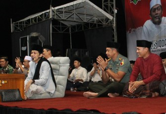 Dandim 0806/Trenggalek Letkol Kav Peddy Adi Prasetyo saat bersholawat 