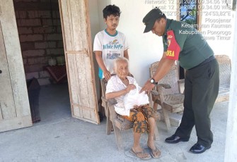 Bagikan sembako warga kurang mampu wilayah desa binaan 