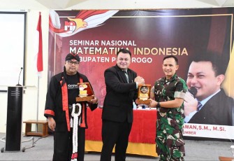 Dandim 0802/Ponorogo Letkol Inf Hirta Juni Adriansyah saat menerima cenderamata 