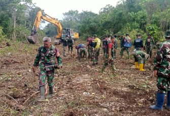 Pembersihan pohon pembukaan jalan dalam TMMD ke 117 Kodim 1411/BLK Kab. Bulukumba, Jum'at (14/7)