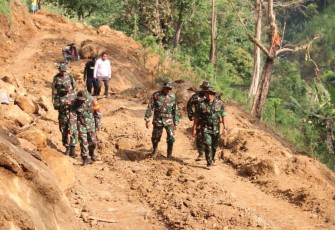 Dandim 0803/Madiun Letkol Inf Meina Helmi saat meninjau lokasi sasaran fisik TMMD, Minggu (16/7)