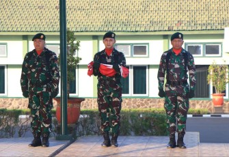 Prajurit Menarmed 2 Kostrad laksanakan pengibaran bendera, Senin (17/7)
