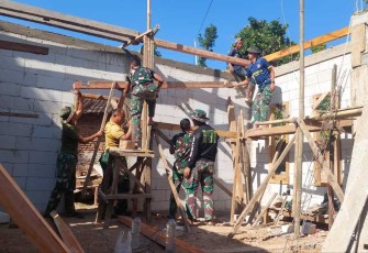 Rangkaian kuda-kuda RTLH bapak Sugeng mulai dikerjakan, Selasa (18/7)