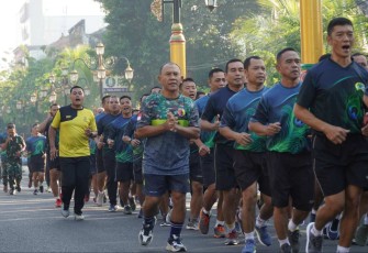 Danrem 081/DSJ Kolonel Inf H. Sugiyono lari pagi bersama prajuritnya, Selasa (18/7)