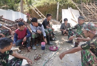Suasana keakraban satgas TMMD bersama warga di lokasi, Selasa (18/7)