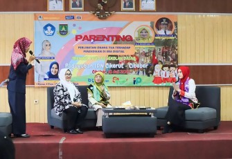 Edukasi pengawasan orangtua di era digital di Kecamatan Cibeber, Kota Cilegon, Selasa (18/7)