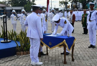 Dankodiklatal Letjen TNI (Mar) Suhartono Lantik prajurit TNI AL di Satdik 2 Makassar, Selasa (18/7)