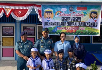 Danlanal Bengkulu Letkol Laut (P) Nyaman Gede Pradnyana saat kunjungan di TK Hang Tuah perwakilan Bengkulu, Selasa (18/7)