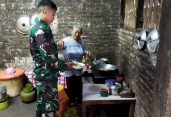 Bantu masak sarapan bersama satgas TMMD ke 117 Kodim 0803/Madiun, Rabu (19/7)