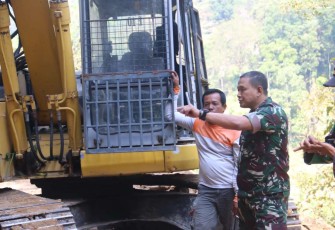 Dandim 0803/Madiun Letkol Inf Meina Helmi saat memberikan arahan operator alat berat di lokasi TMMD, Rabu (19/7)