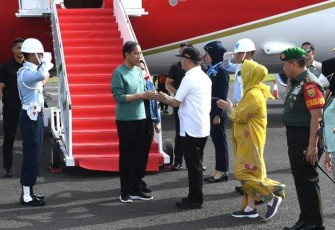 Gubernur Bengkulu Rohidin Mersyah saat menyambut presiden Joko Widodo di Bandara Fatmawati Soekarno, Rabu (19/7)