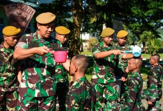 Danyonarmed 19/105 Trk Bogani Letkol Arm Edi Yulian Budiargo saat tradisi penyiraman prajurit masuk satuan, Kamis (20/7)