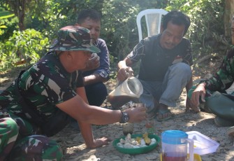 Kopi Kare lepaskan lelah satgas TMMD Madiun