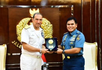 Kasal Laksamana TNI Muhammad Ali bersama Kasal Italia 