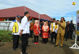 Presiden Jokowi saat meninjau Pasar Purwodadi Bengkulu Utara
