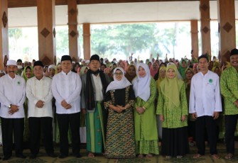 Bupati Blitar Rini Syarifah bersama Para Jamaah Haji Kabupaten Blitar Tahun 2023 dan Pejabat Terkait di Lingkungan Pemkab Blitar, IPHI Kabupaten Blitar Saat Tasyakuran Kepulangan Jamaah Haji Seusai Beribadah di Makkah dan Madinah.