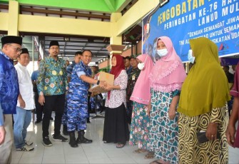 Danlanud Muljono Kolonel Pnb Sugeng Budiono saat memberikan paket baksos 