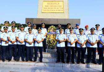 Ziarah dan tabur bunga Lanud Iswahjudi 