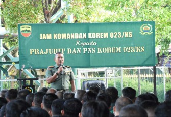 Danrem 023/KS Kolonel Inf Lukman Hakim saat memberikan jam komandan