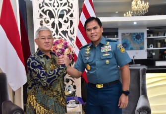 Kasal Laksamana TNI Muhammad Ali bersama Bupati Kabupaten Kepulauan Aru dr Johan Gongga