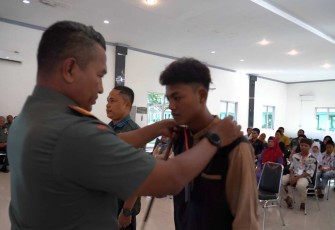 Danrem 023/KS Kolonel Inf Lukman Hakim saat memberikan pendidikan bela negara generasi muda, Kamis (27/7)