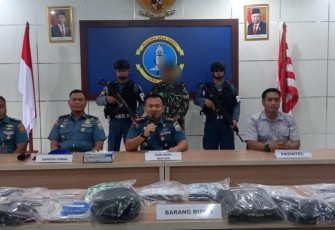 Danlanal Banten Kolonel Laut (P) Dedi Komarudin saat memberikan keterangan pers 