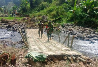 Jembatan bambu TMMD ke 117 Kodim 0803/Madiun