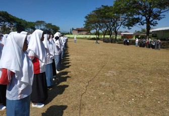 Anggota Kodim 0802/Ponorogo Latih PBB Santriwati,