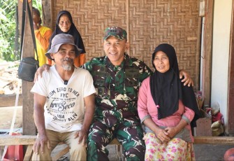 Danrem 081/DSJ Kolonel Inf H. Sugiyono bersama warga di lokasi TMMD 