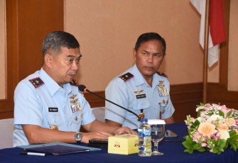 Dankoharmatau Marsma TNI Oki Yanuar saat memberikan pengarahan, Kamis (27/7)