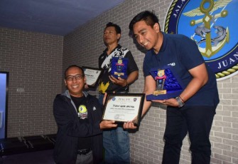 Danlanudal Juanda Kolonel Laut (P) Heru Prasetyo saat memberikan hadiah