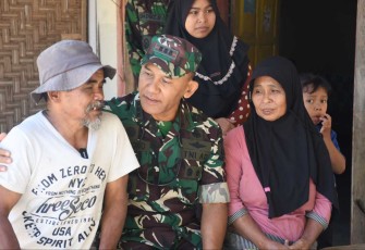 Danrem 081/DSJ Kolonel Inf H. Sugiyono saat berdialog dengan bapak Misman, Kamis (27/7)