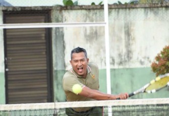Danrem 023/KS Kolonel Inf Lukman Hakim saat unjuk skill olahraga tenis lapangan, Jum'at (28/7)