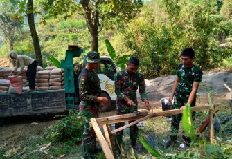 Pembuatan rangka besi jembatan 