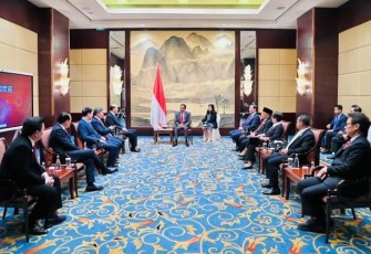 Presiden Joko Widodo saat bertemu dengan pemimpin perusahaan Tiongkok di hotel Shangri-La Chengdu, RRT, Jum'at (28/7)