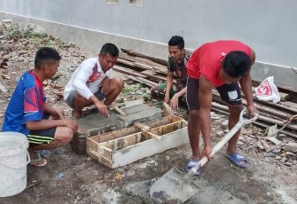 Pembuatan Patok jalan di lokasi TMMD 